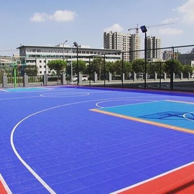 Καλή τιμή Προσαρμοσμένος αθλητισμός κεραμιδιών χρώματος PP που δαπεδώνει για τα υπαίθρια αθλητικά δικαστήρια on-line