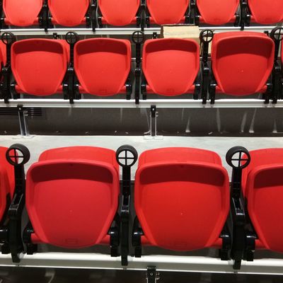 Η άκρη καθόρισε επάνω τα αθλητικά καθίσματα σταδίων με HDPE PE όπλων το υλικό