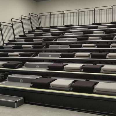 Οπίσθιο δίπλωμα διατάξεων θέσεων λευκαντών PP υλικό εισελκόμενο για την αίθουσα συνεδριάσεων των στούντιο