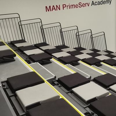 Εισελκόμενο τηλεσκοπικό οπίσθιο δίπλωμα λευκαντών γυμναστικής για τη αίθουσα συναυλιών